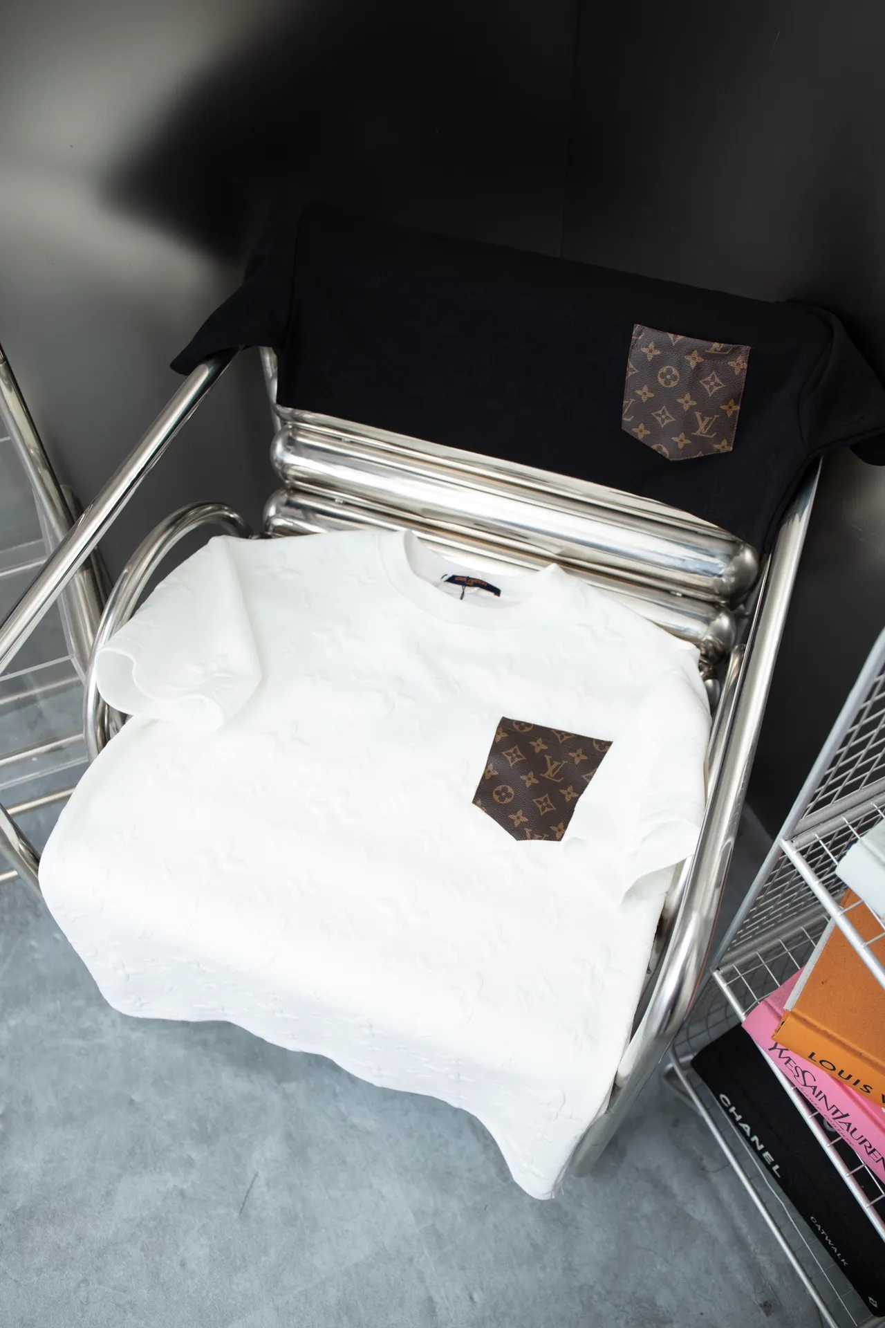 🅿️180 high quality LV 25 SS spring and summer latest round neck fashionable short-sleeved T-shirt, official website synchronization, pure cotton fabric at the counter! Comfortable against the skin, durable and easy to wear, classic and simple logo design, meticulous original craftsmanship, customized 260g vat-dyed fabric, very comfortable to the touch, latest brick cabinet synchronization, OS off-shoulder version, fashionable and personalized, super versatile and good-looking, very suitable for both men and women, must-have style, hang tag, collar label, washed wheat, complete with three labels S M L XL